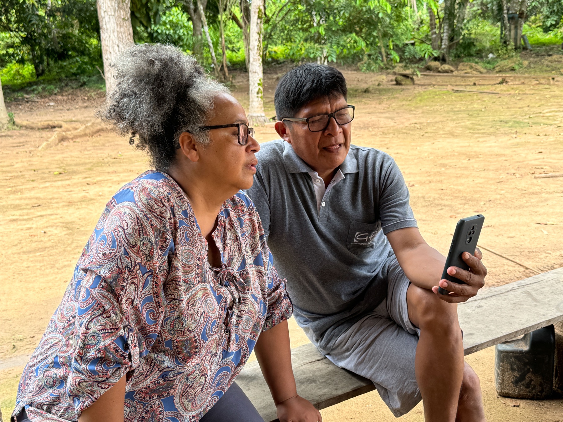 Two people listening together during a Cinta Larga and Tupari field visit